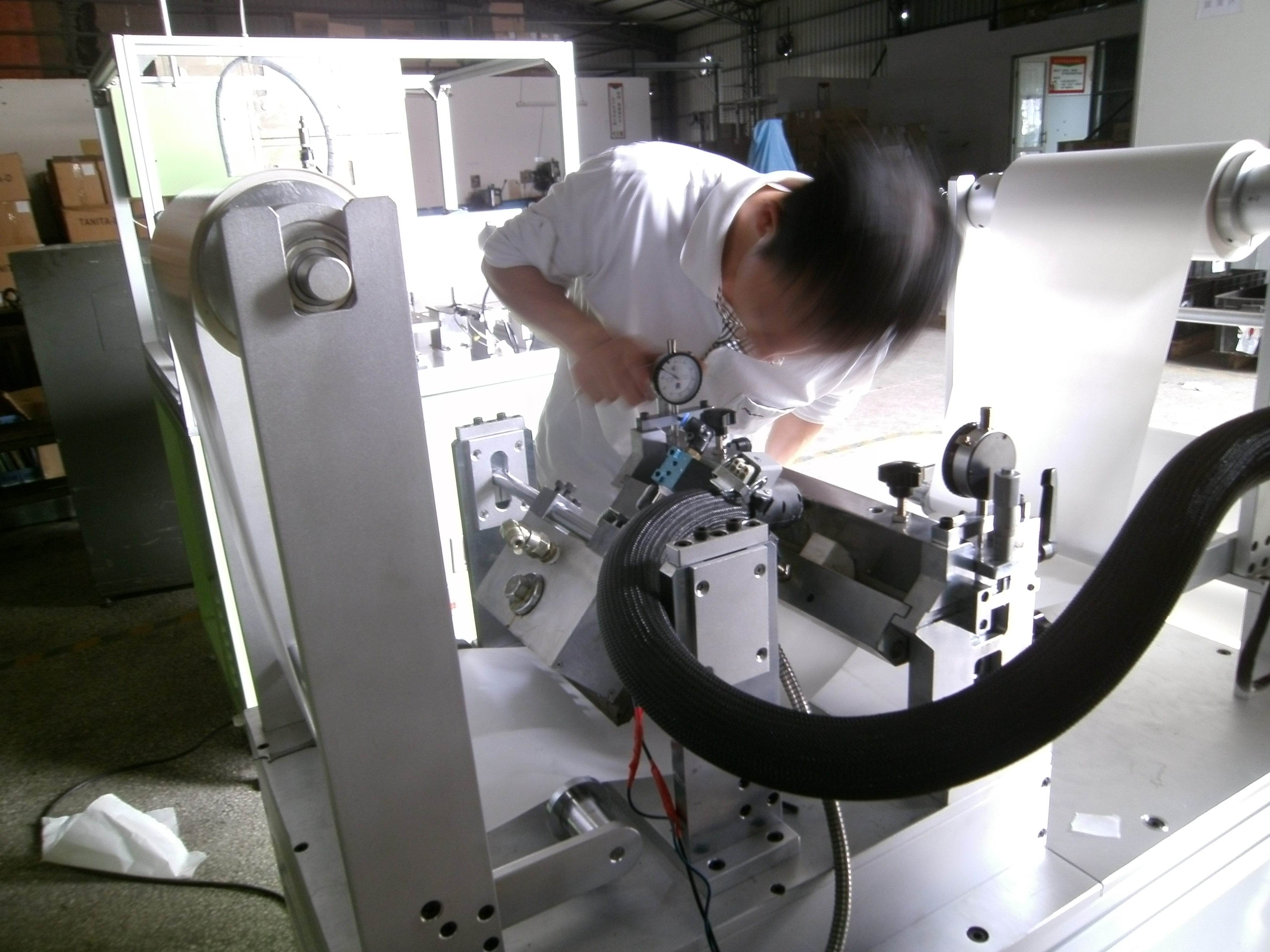 熱熔膠機(jī)貼合機(jī)設(shè)備